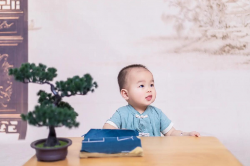 三沙怀孕肚子中间凹两边凸